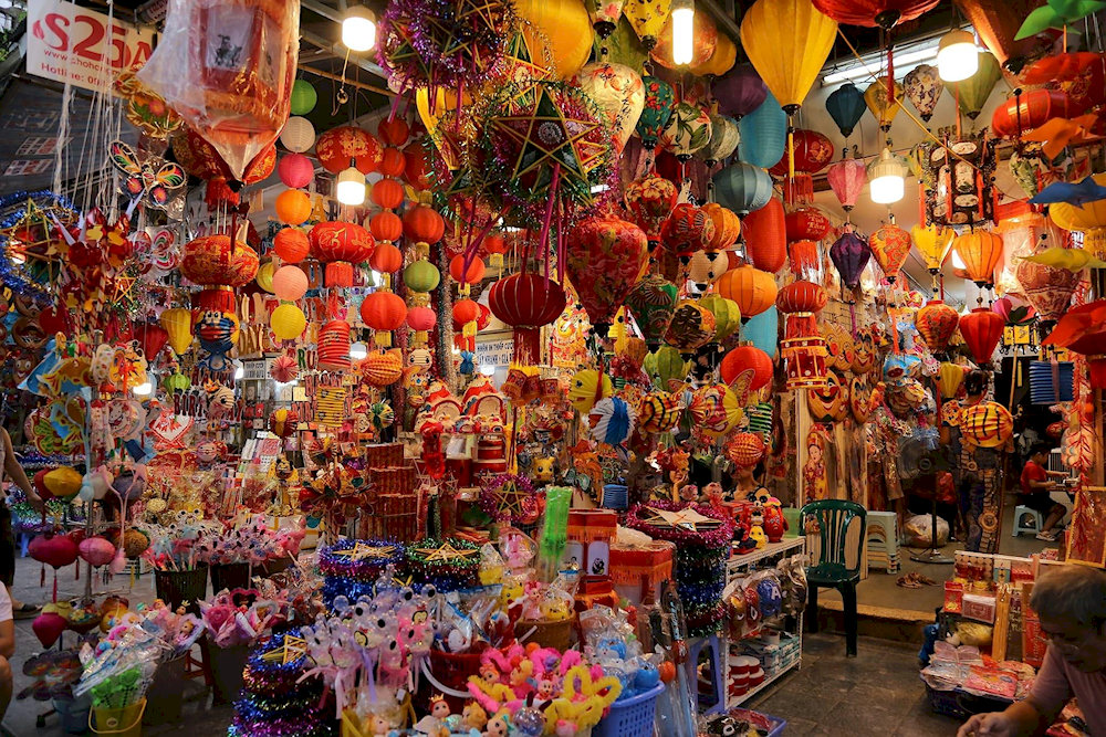 On this occasion, Hang Ma Street comes alive with colorful decorations and sparkling lanterns 
